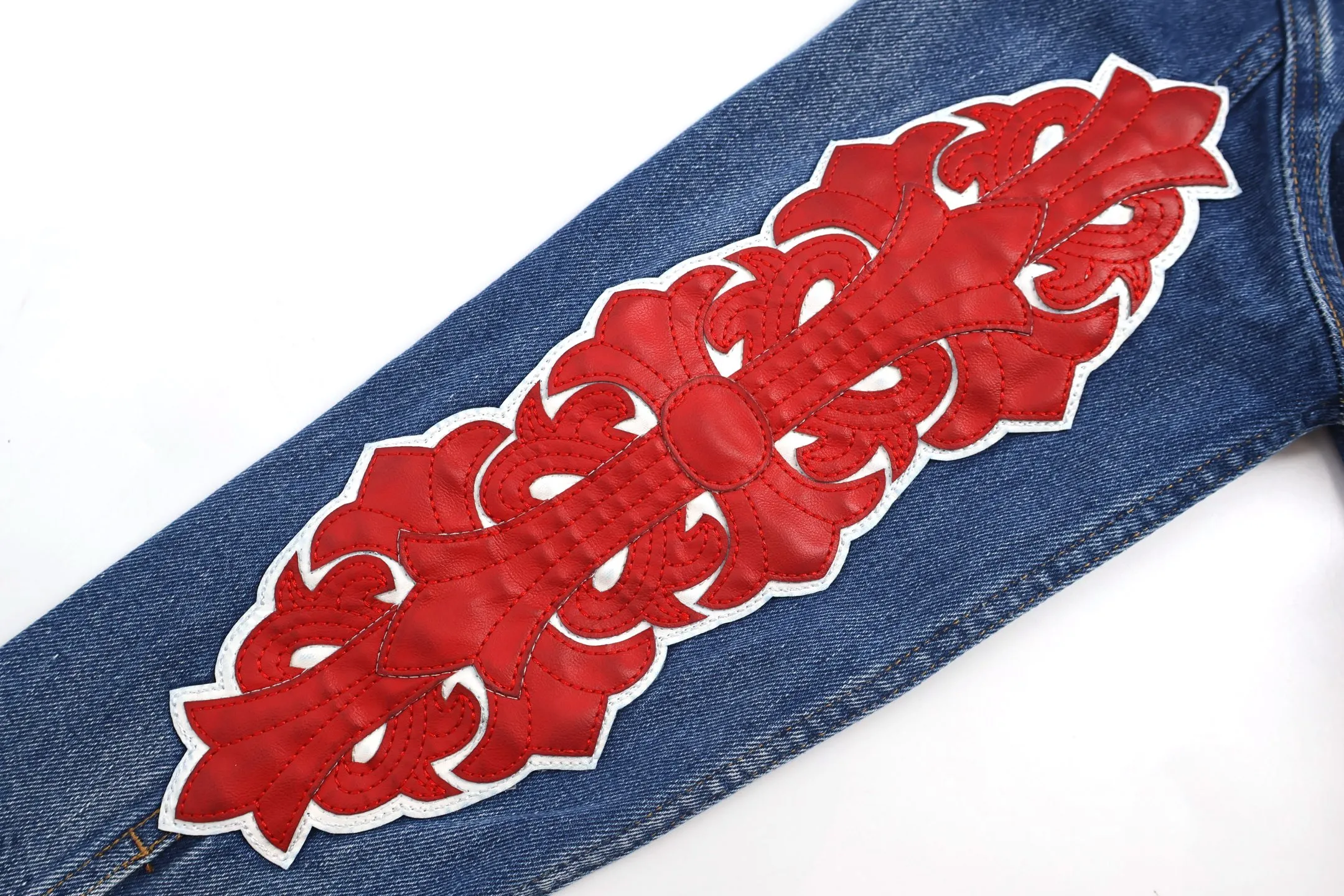🅿️810 [Exclusive supply] CH Crow Heart Sleeve Cross-Flat Denim Jacket This denim jacket takes the brand's iconic cross element as its core, and stages a wonderful dialogue between hardcore aesthetics and street fashion on retro distressed denim fabric. Design details: the visual fantasy of Gothic symbols, the multi-dimensional expression of the cross totem: the red and white contrasting cross patches are staggered on the chest and back, making the brand more recognizable; the hollow cross pattern leather splicing on the sleeves combines the mystery of religious symbols with the punk-style deconstructed design. Every detail tells the dark aesthetics of Crowe's heart. Retro distressing with denim texture: Selected denim fabrics are treated with distressing techniques to show natural fading and texture, which not only retains the retro accent of denim items, but also adds a casual sense to the overall look. The ingenuity of hardware and tailoring: the metal buttons and hardware all have Croxin's iconic pattern, which shines with exquisite luster under the refraction of light; the neat tailoring of the classic denim jacket is suitable for a variety of wearing scenarios, and can create a strong personal style whether it is layered or worn alone. Croxin's denim jacket is not only a piece of clothing, but also a style badge that highlights unique aesthetics and rebellious attitude. For those who pursue individuality, they can leave their own hardcore mark in the fashion field. Size:S-M-L-XL
